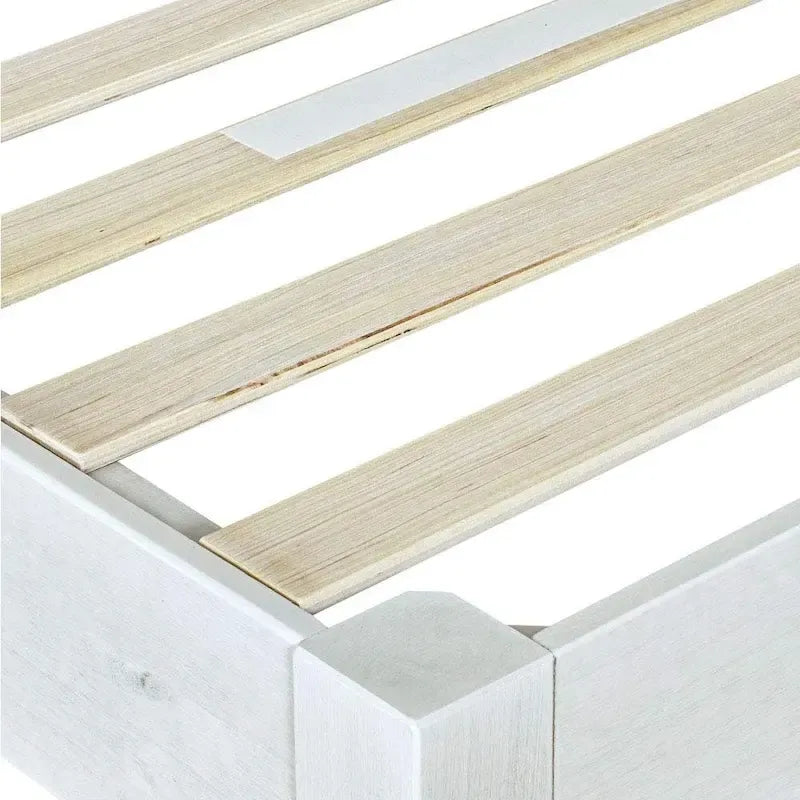 Cadre de lit plateforme en bois massif style rustique, sommier, finition patinée blanche