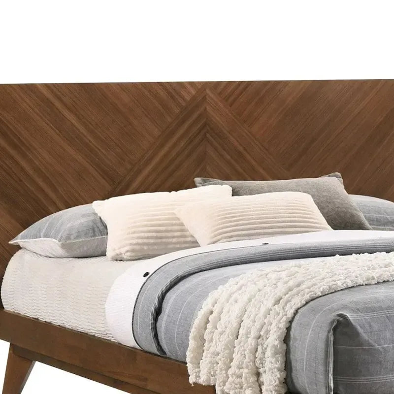 Lit Queen, tête de lit haute à motif chevrons, en bois massif couleur noyer