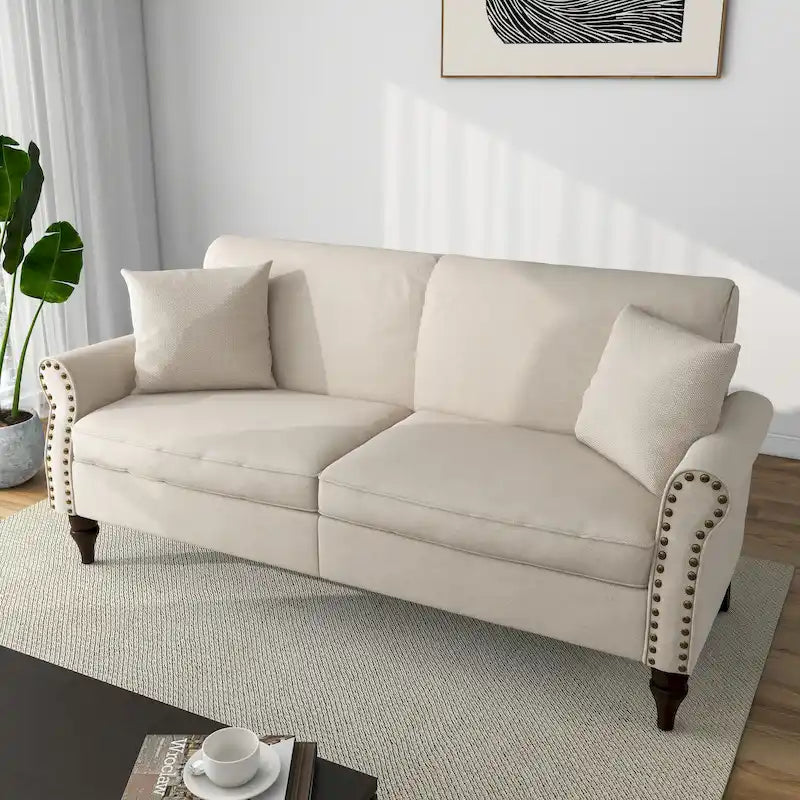 Canapé avec accoudoirs arrondis et clous décoratifs