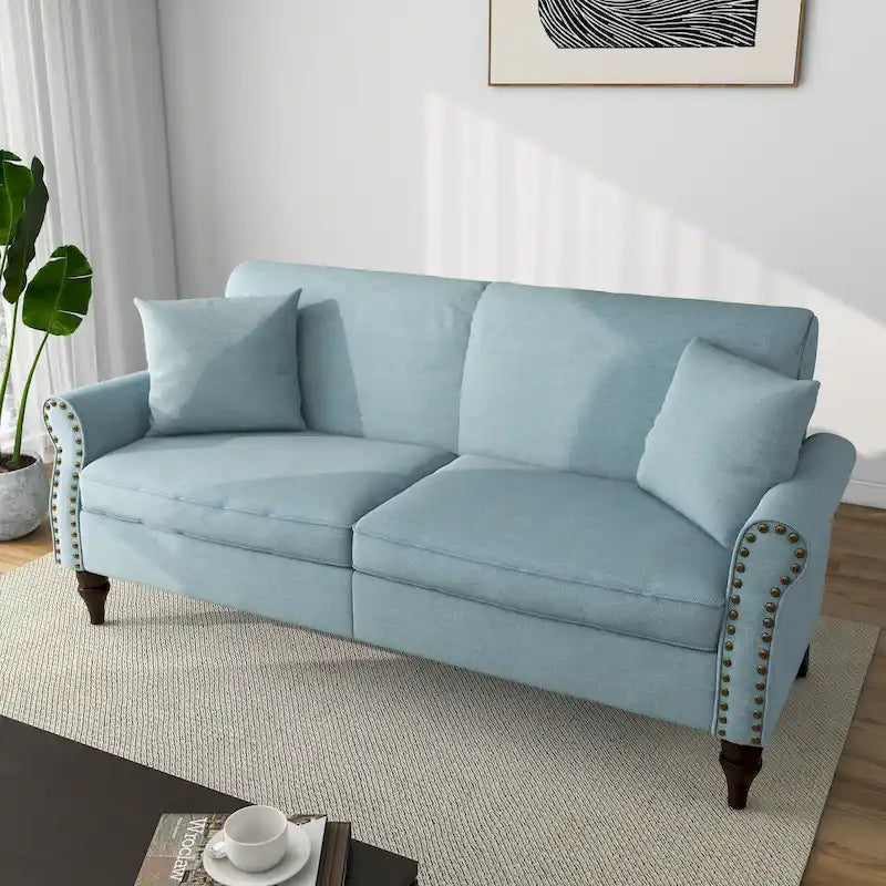 Canapé avec accoudoirs arrondis et clous décoratifs