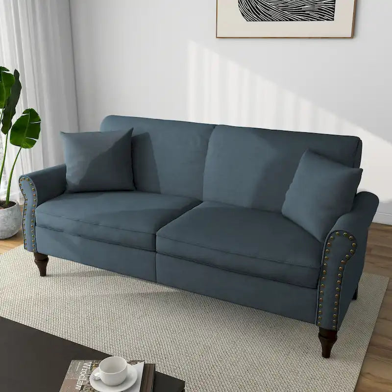 Canapé avec accoudoirs arrondis et clous décoratifs