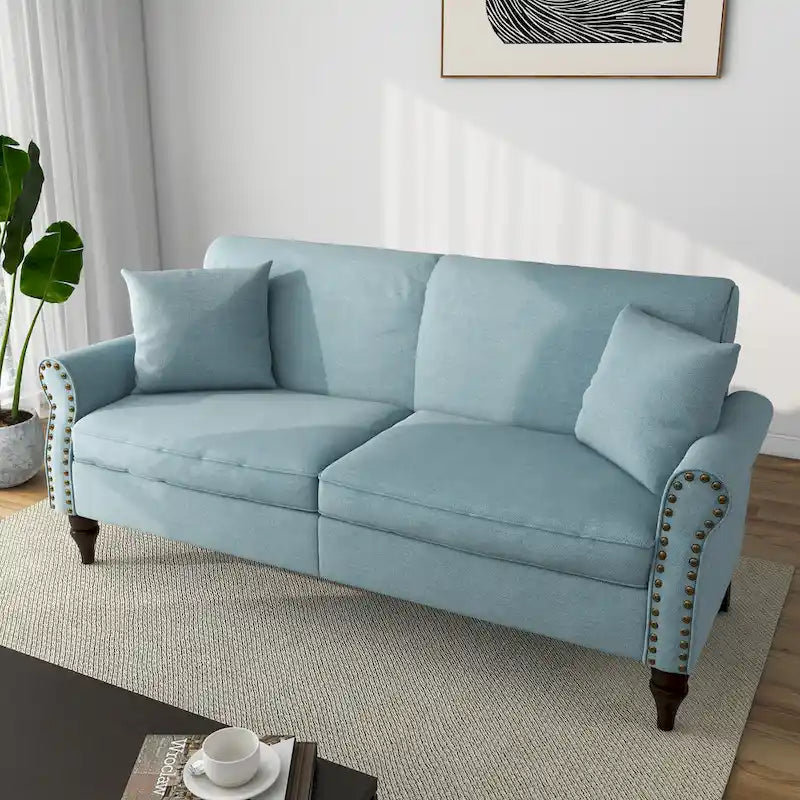 Canapé avec accoudoirs arrondis et clous décoratifs