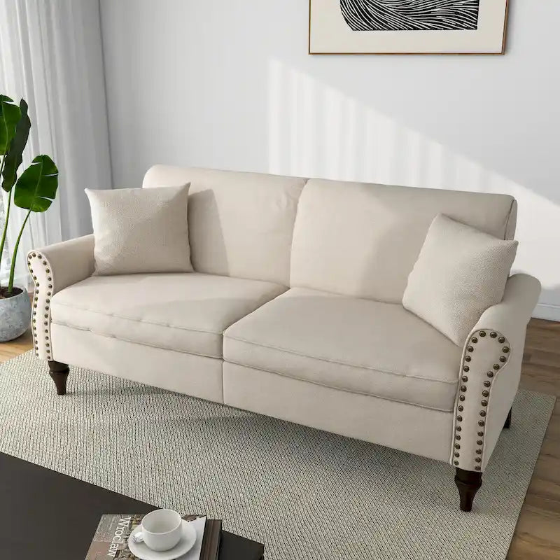Canapé avec accoudoirs arrondis et clous décoratifs