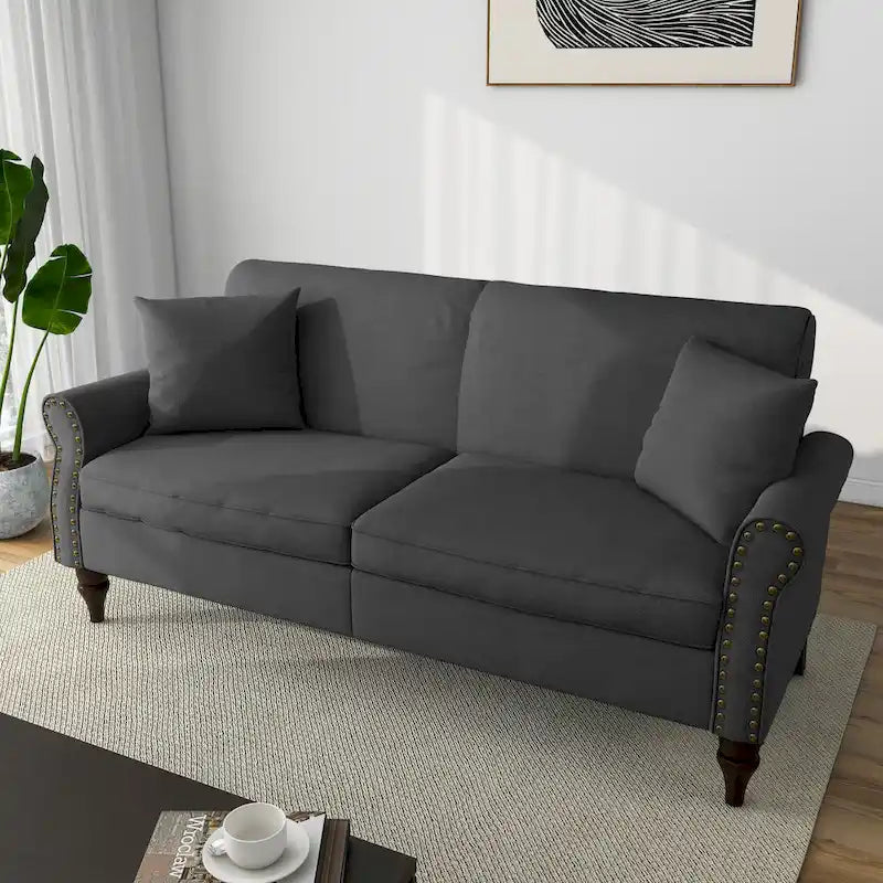 Canapé avec accoudoirs arrondis et clous décoratifs