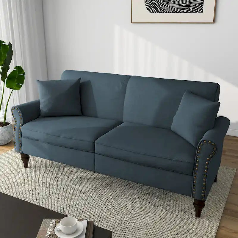 Canapé avec accoudoirs arrondis et clous décoratifs