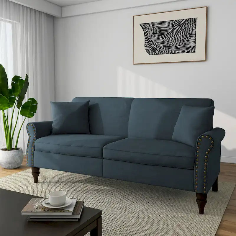 Canapé avec accoudoirs arrondis et clous décoratifs